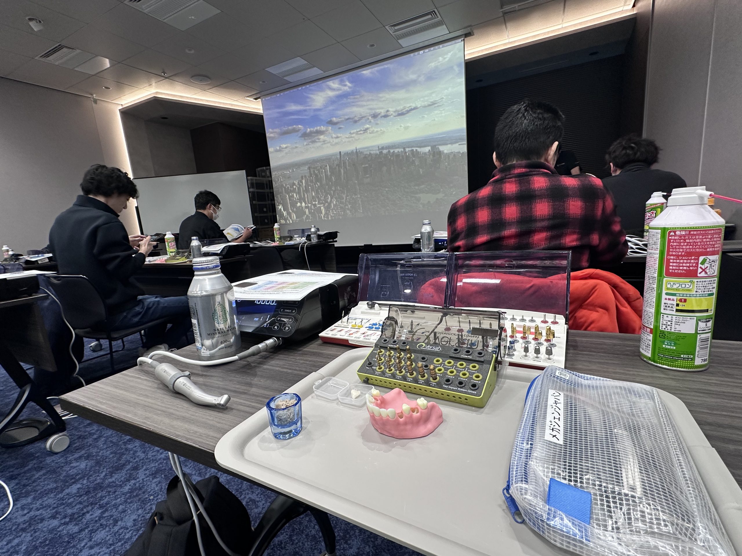 短期間で終われる患者さんに優しいインプラントのセミナーに行きました